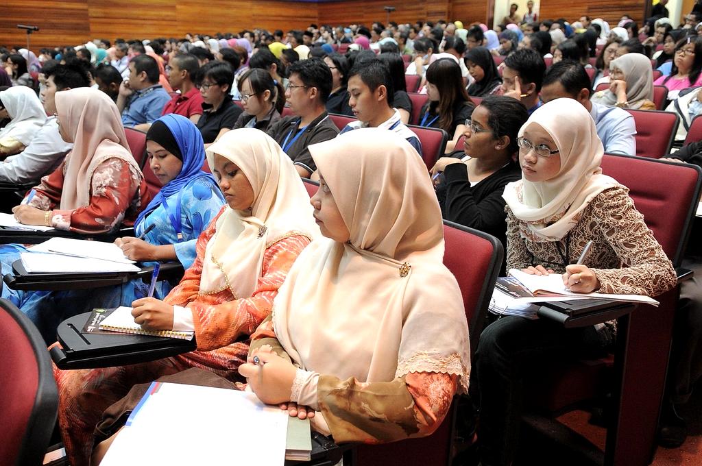 Modern learning environment with students using advanced educational technology